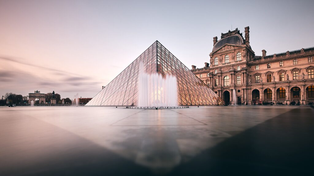 Amazing shot of the Louvre in Paris, France | SUPERPOBYT Travel