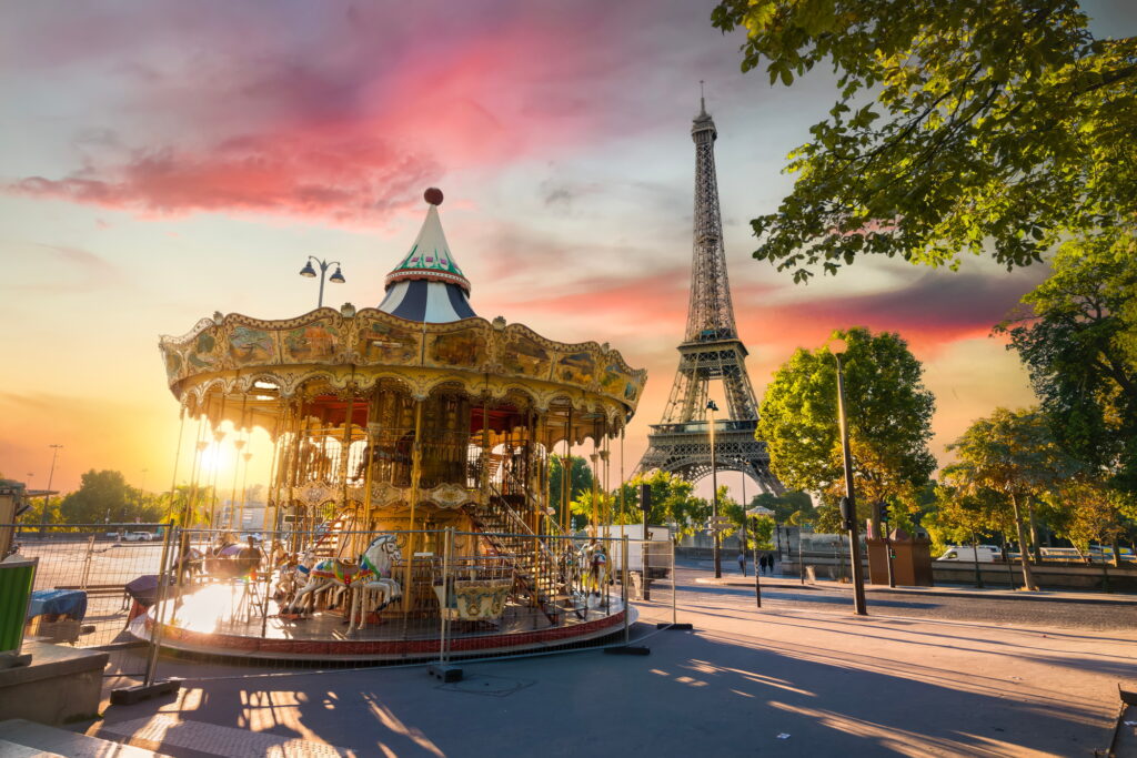 Carousel in the center of Paris | SUPERPOBYT Travel