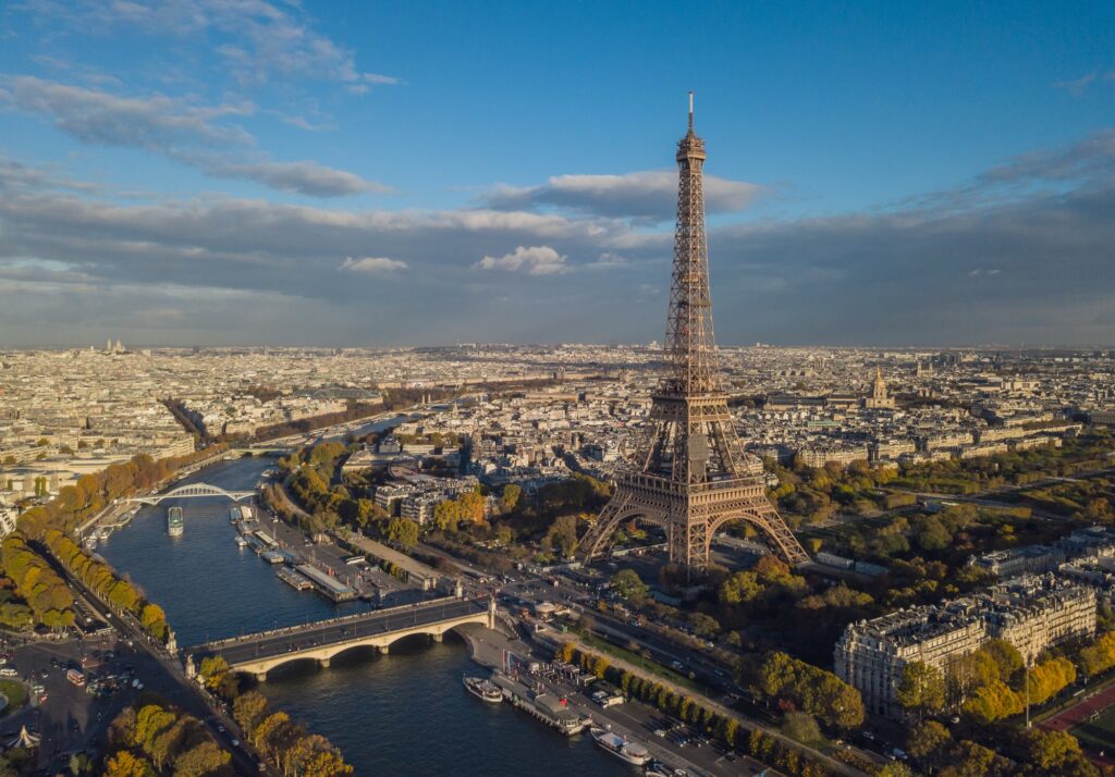 Eiffel Tower In Paris | SUPERPOBYT Travel