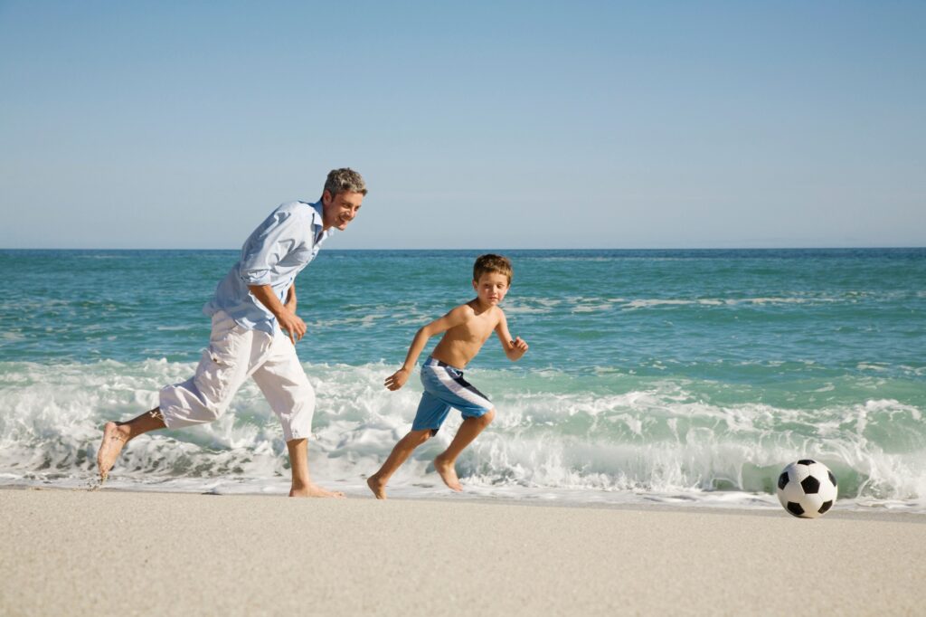 Family fun on the beach with a soccer ball | SUPERPOBYT Travel