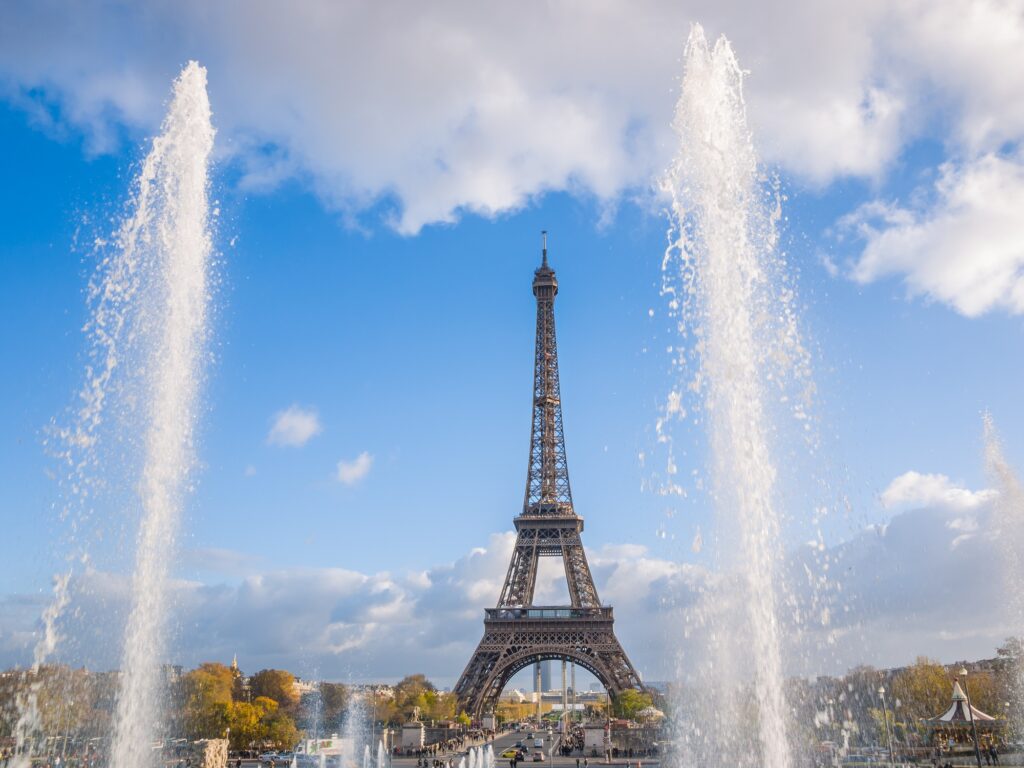 View of the Eiffel tower in Paris | SUPERPOBYT Travel