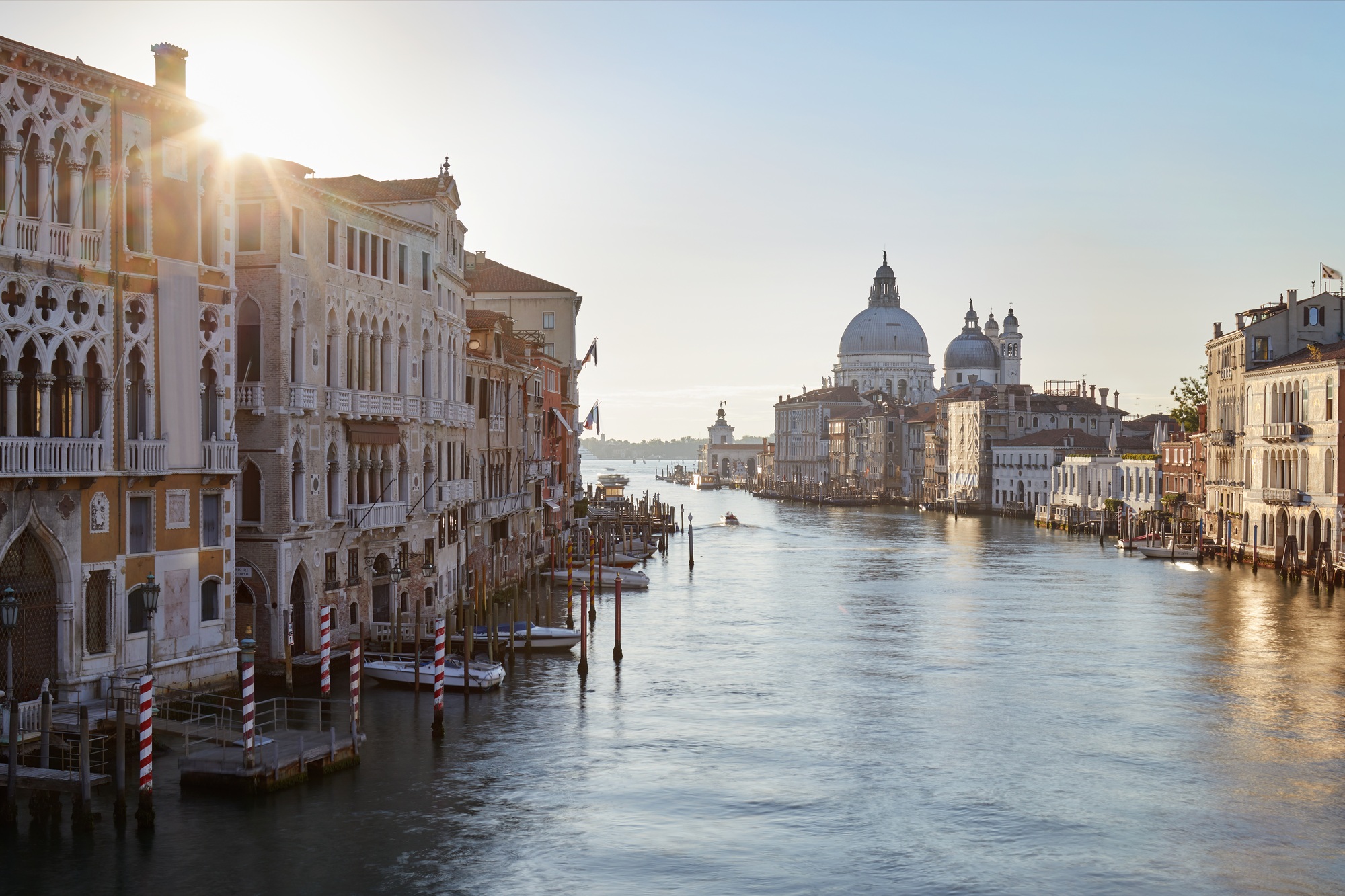 Grand Canal in Venice with Saint Mary of Health basilica, sun in Italy | SUPERPOBYT TRAVEL