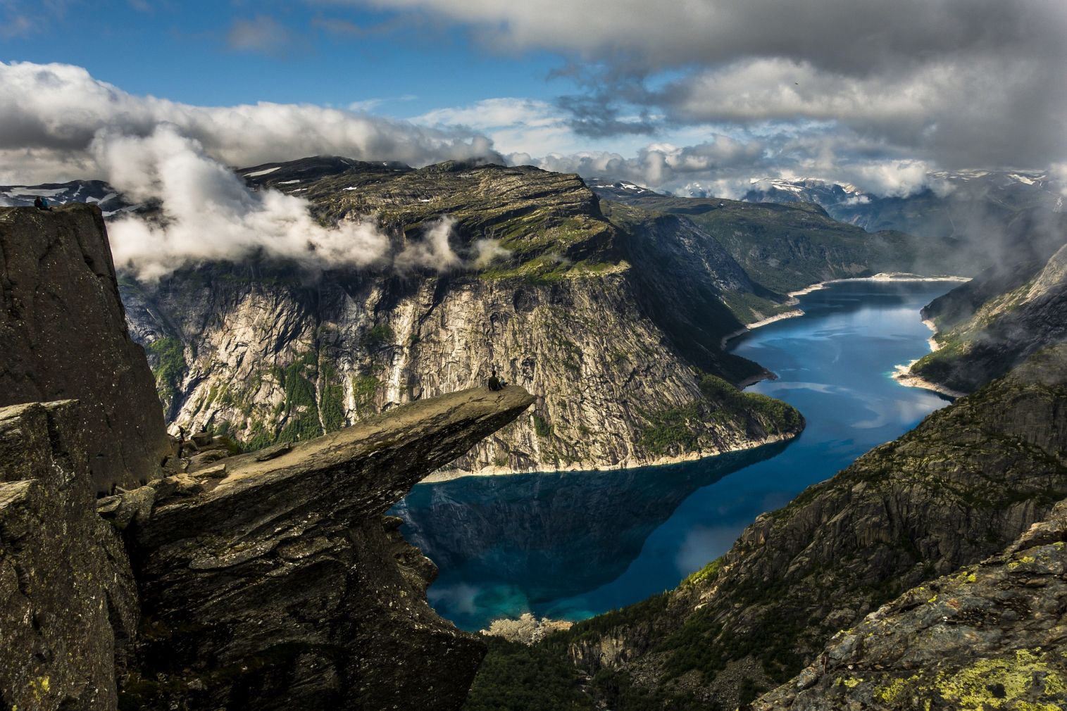 Visiting Beautiful Nature In Norway Will Take You To Mountains And Wilderness Adventure | SUPERPOBYT Travel